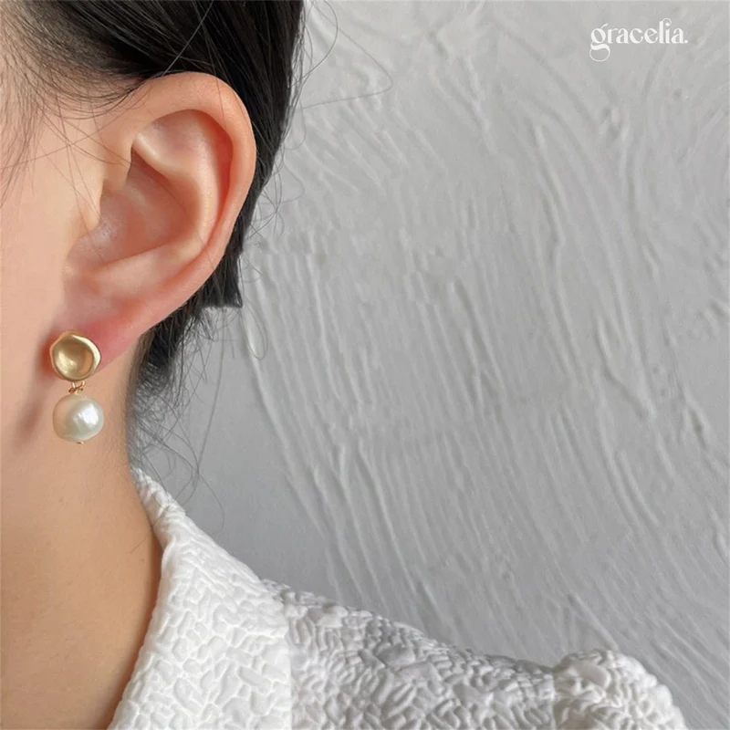 Seine Grace Baroque Pearl Drop Earrings: Sophistication in Every Drop.